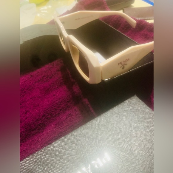 Brand new womens prada - Picture 3 of 6